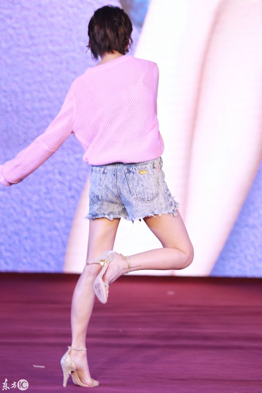 古灵精怪的周冬雨穿件粉色毛衣加短裤出席活动 少女感爆棚