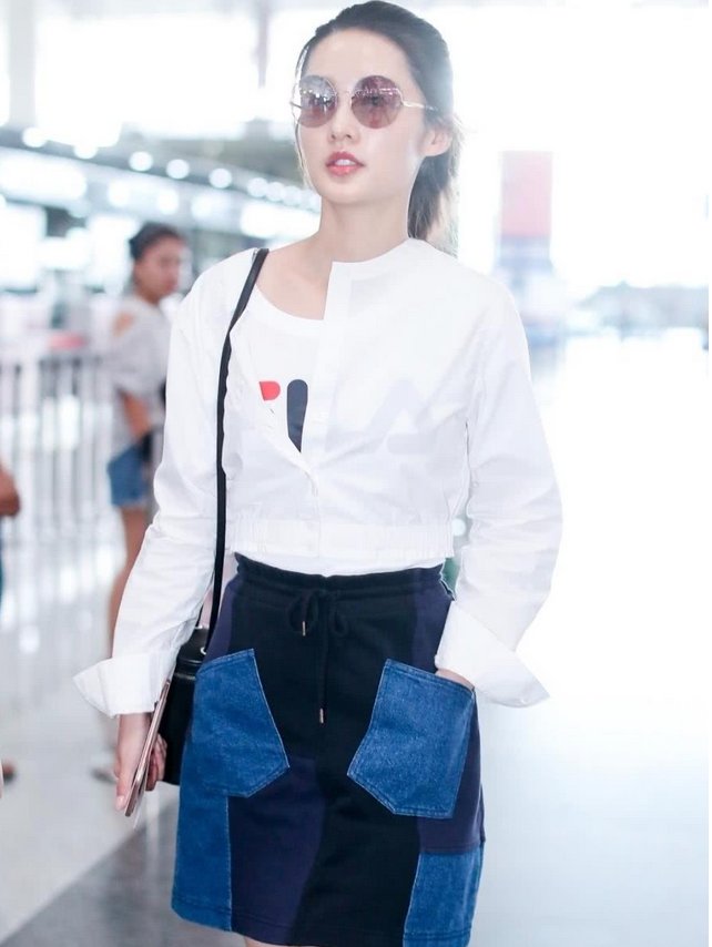 李沁又瘦了!直筒裤穿成阔腿裤，网友:邓伦看了得心疼死!