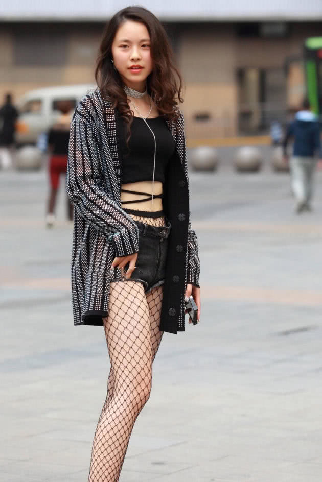 气质小姐姐渔网袜尽显细腻美腿，纵横交织的丝线很有味道