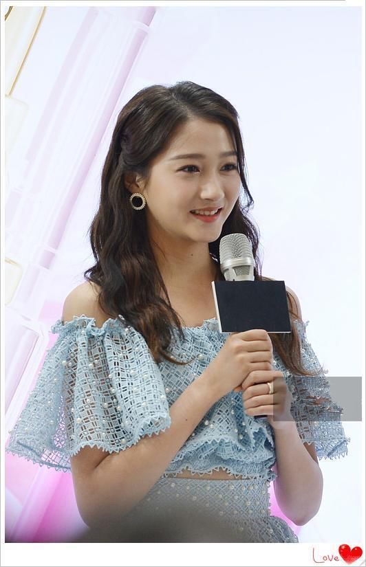 当欧阳娜娜与关晓彤同穿蓝色裙，才知道稚嫩和成熟的差距有多大!