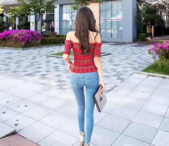 牛仔裤彰显出女性青春活泼又有气质,给人视觉上美的享受