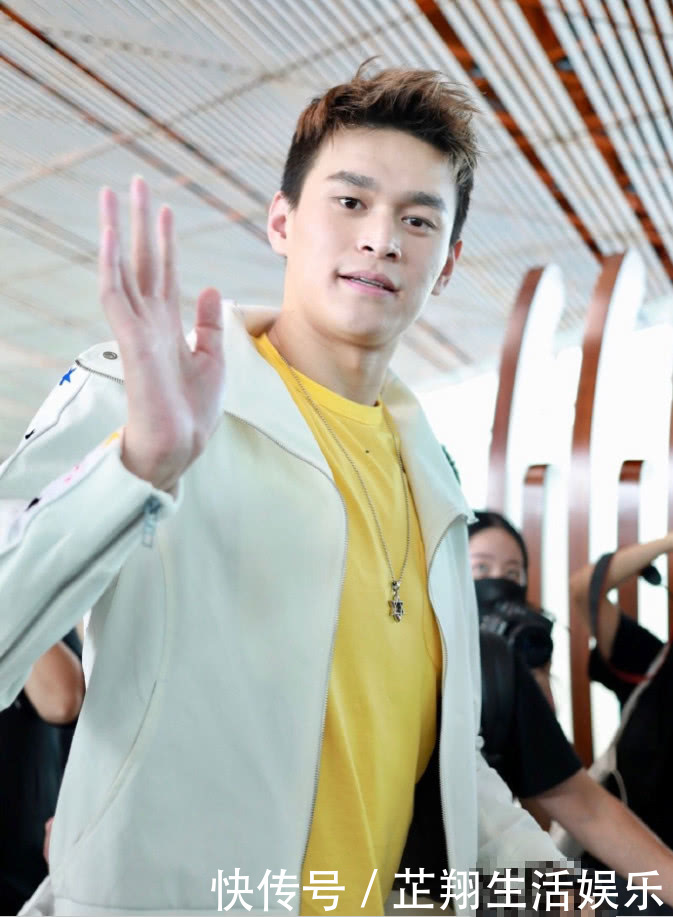 孙杨身材绝了！简单的基本款竟穿出时髦感，网友：不愧是世界冠军