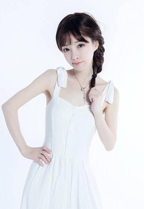 冯提莫越来越会穿了，可爱优雅中透着一丝丝小性感，网友：真会穿