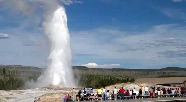 网红拍旅行打卡照被抓，游客喷泉旁被烧得面目全非：用生命换来的