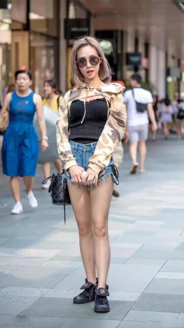 『大方』街拍:时髦大方的时尚美女,牛仔装的搭配潇洒又气派,休闲又不失女人味