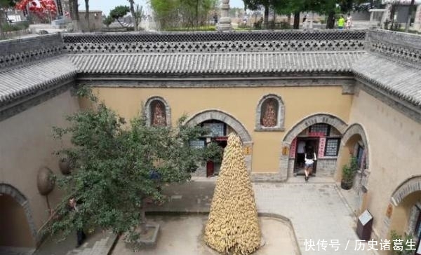 河南最奇怪的村子，明明居住着上千人，在村内却看不到房子！