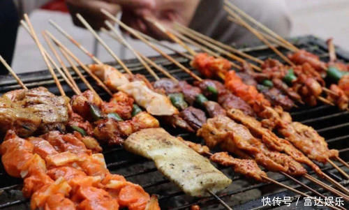 中国游客去巴铁吃烧烤,一串吃到撑,服务员说出价格时却愣住了!