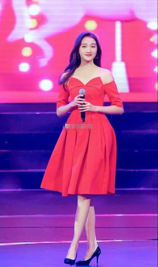 当21岁关晓彤和40岁周韵同穿红色连衣裙,终于明白什么叫美得高级