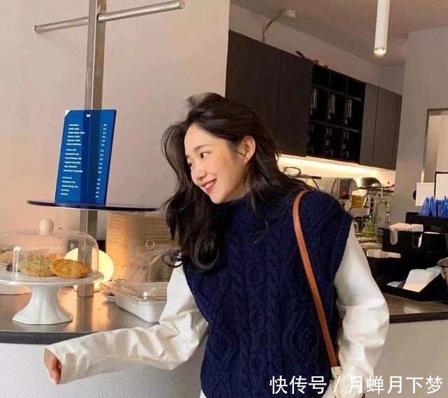 气质：衬衫怎样穿更时髦?搭配马甲,高级又好看