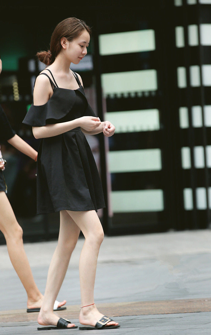 重庆街拍,这样的中规中矩的穿搭也会有另一番的美法