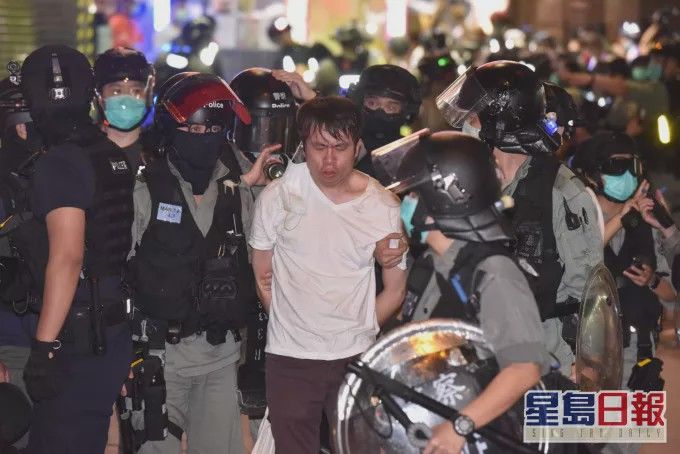  『有人』香港有人纵火闹事 至少100人被捕包括一反对派议员