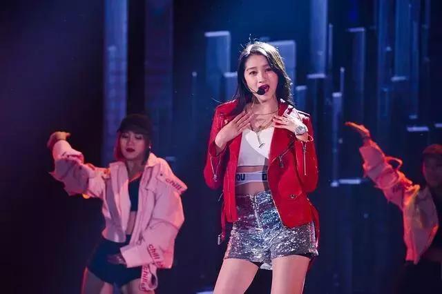 关晓彤太拼了，热辣短裤秀美腿，网友：身材真好