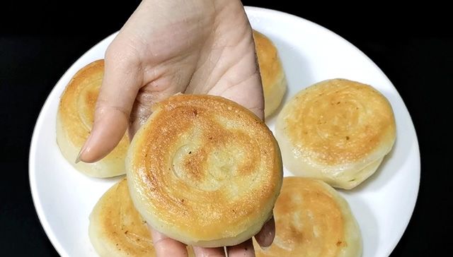  「用手揉成」肉饼这样做最好吃，调馅、和面有秘诀，一抻一拉酥脆多层，太香了