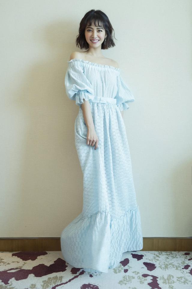 真服蔡依林的穿着，直接在腿上绑两个扫把，网友：真的接受不了