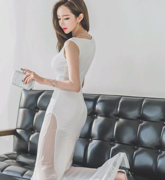  连衣|李妍静，一条白色的修身连衣长裙