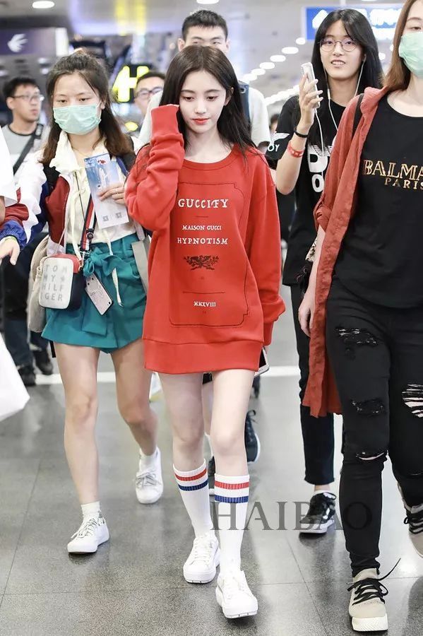 李小璐高调复出靠母女装扮嫩?刘雯一裤两穿太会搭…【海报街拍】