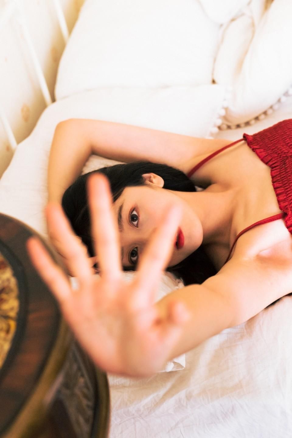 风情吊带美女尤物前凸后翘性感写真