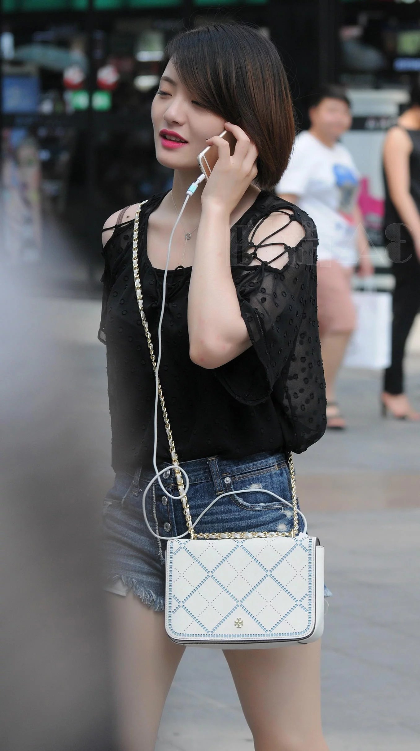 清纯甜美的小女神，走起路来居然是大步流星，真是浪费一双筷子腿