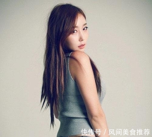  尽显■微胖的牛仔裤美女，尽显曼妙的身姿，背影都那么迷人