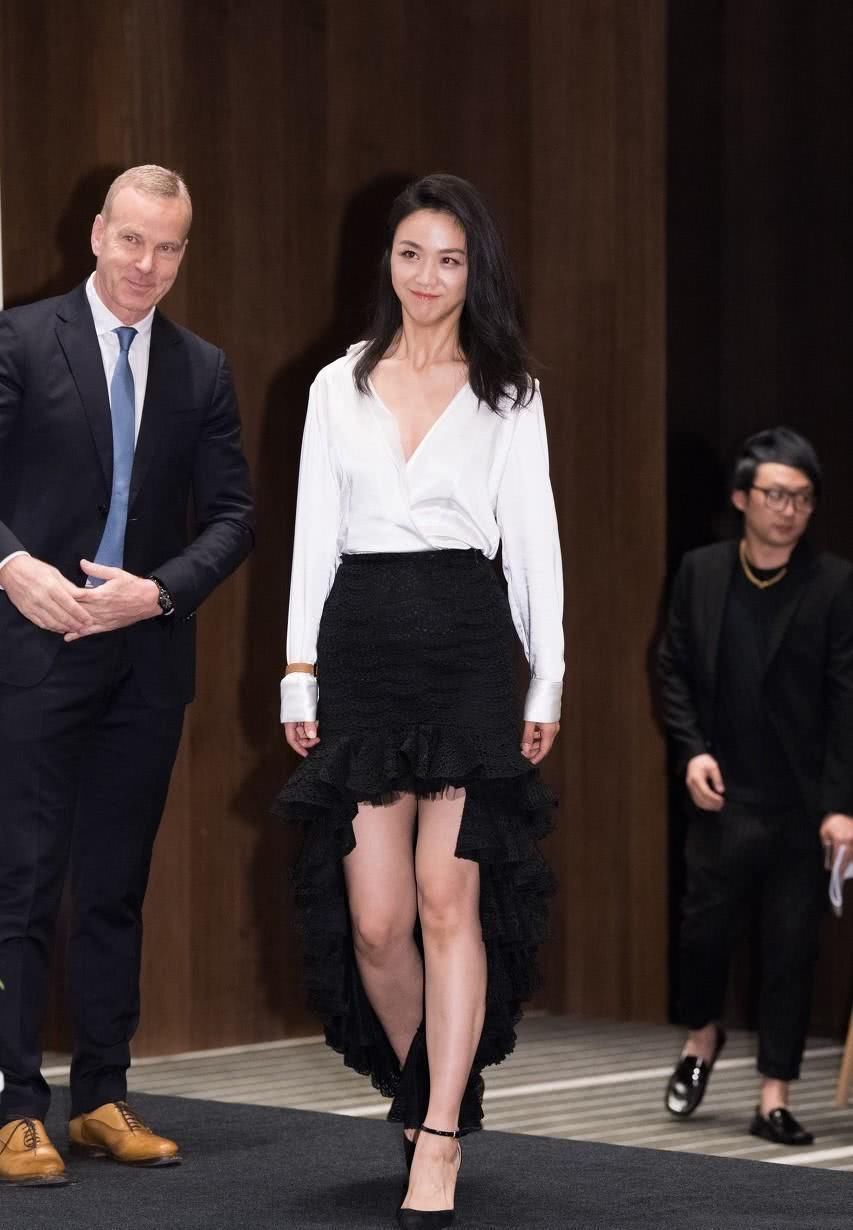 39岁汤唯素颜出镜，满脸雀斑肤色暗沉，网友:不美但是很有味道