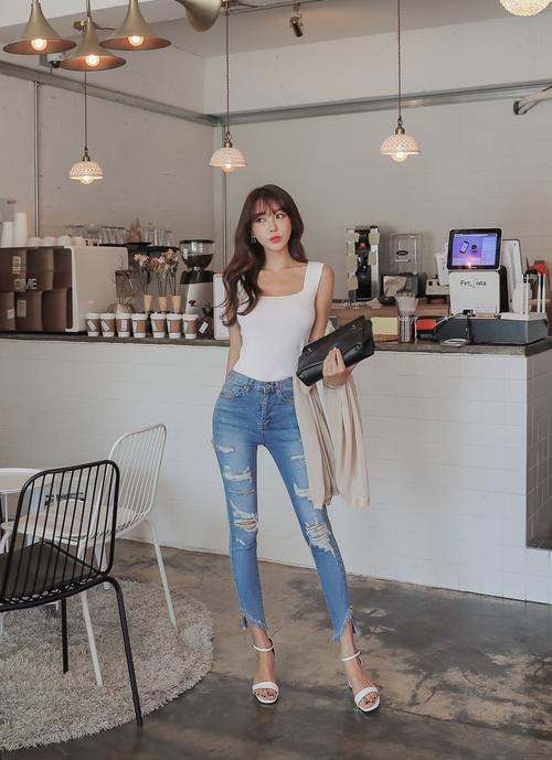 路人街拍，包臀裙美女，靓丽的身姿显得很有都市女郎的风采！