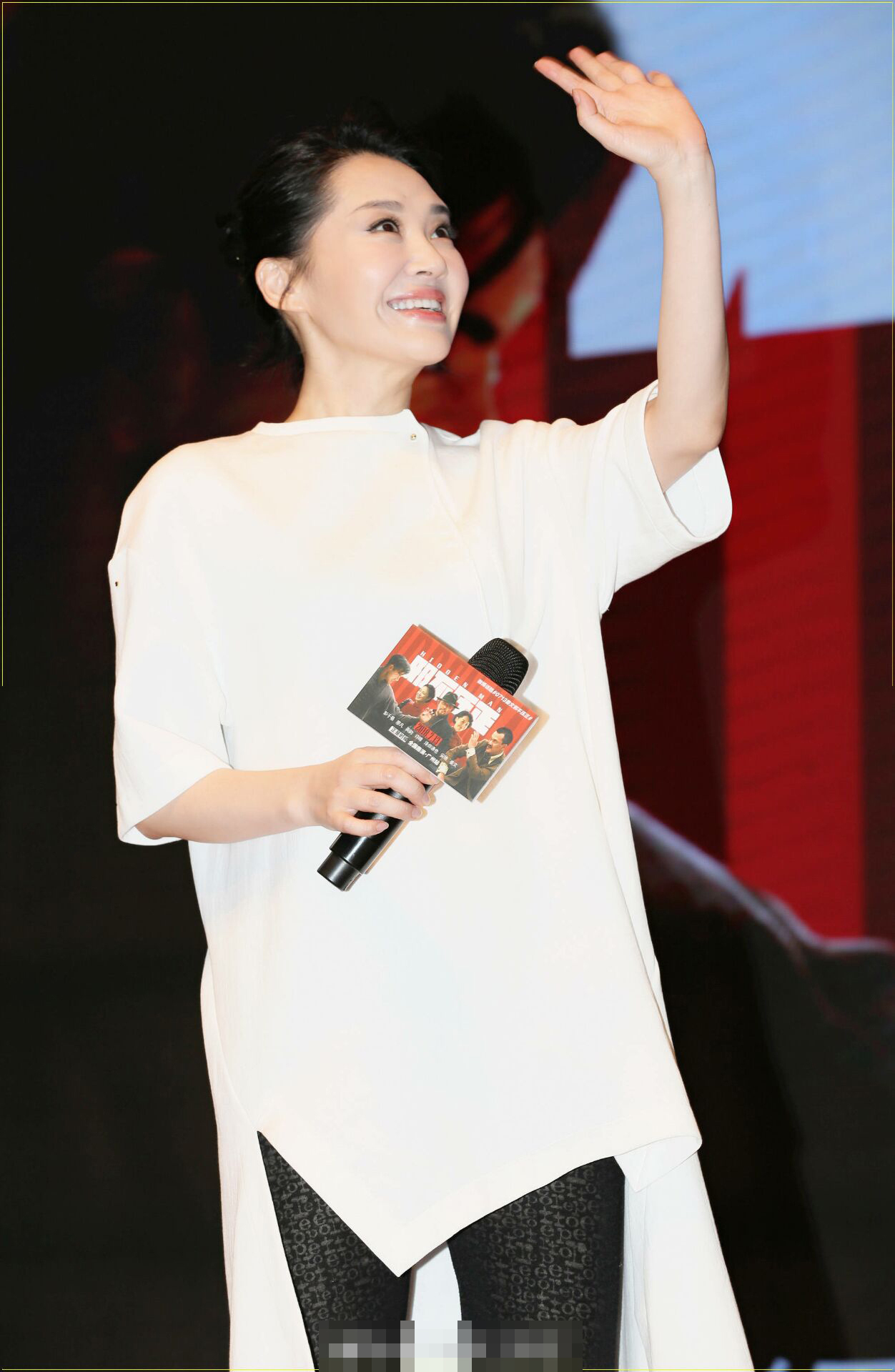 许晴为撑起上衣踩15厘米高跟鞋，却还是被紧身裤出卖了真实腿型！