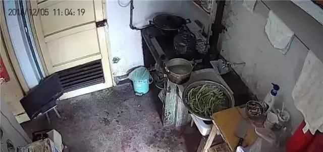  [脏乱]35岁剩女和父母挤28㎡，房屋脏乱，父亲没床睡被迫“离家出走”