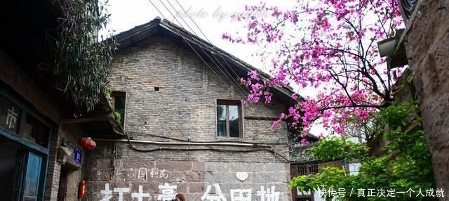 三面环水的古堡, 不通公路的古镇, 竟然没有一栋现代建筑