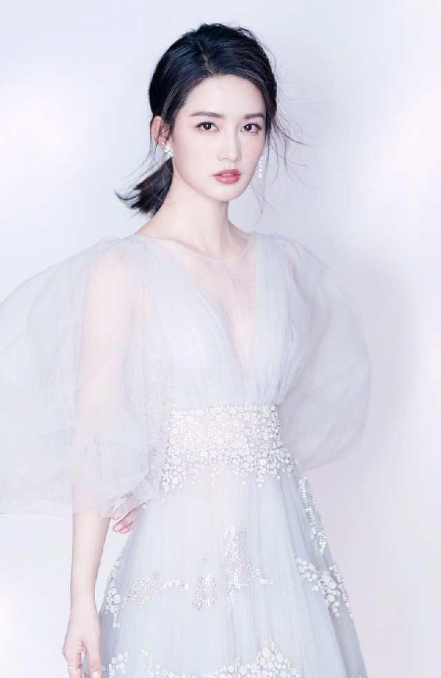 气质出众的李沁，这些穿衣搭配，就是一个行走的衣架!