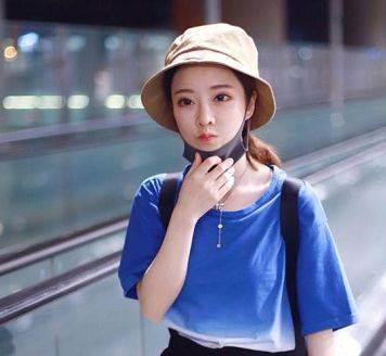 冯提莫真敢穿！下搭大妈裙抢眼，网友：网红和明星的差距真大