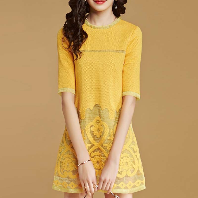 短裤套装虽凉快,但没气质,不妨穿一身碎花系裙子,优雅得刚刚好