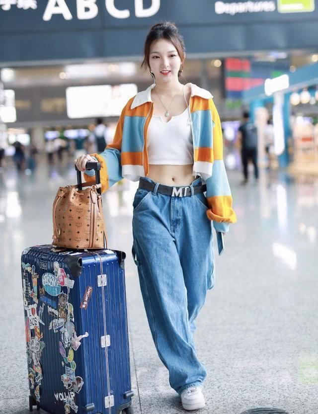  #露脐装#101的强东玥瘦成那样了短装露脐装呈现A4腰，柔美讨人喜欢有魅力