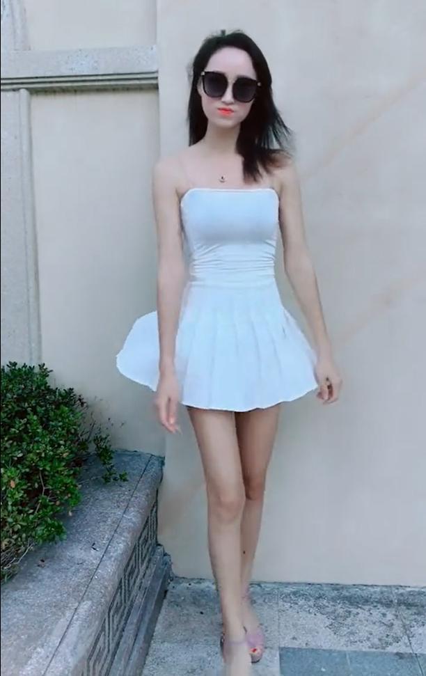 大大咧咧的小姐姐，风一来顾上不顾上!