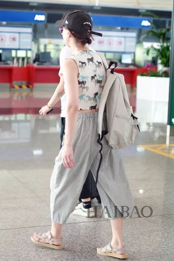 李小璐高调复出靠母女装扮嫩?刘雯一裤两穿太会搭…【海报街拍】