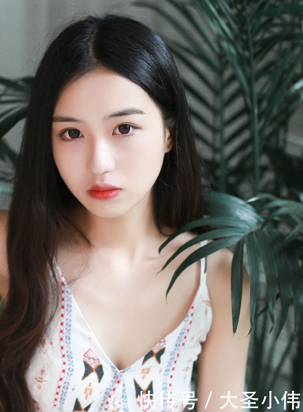  美女：美女街拍：性感美女气质长发，穿碎花短裙性感唯美私房性感写真。