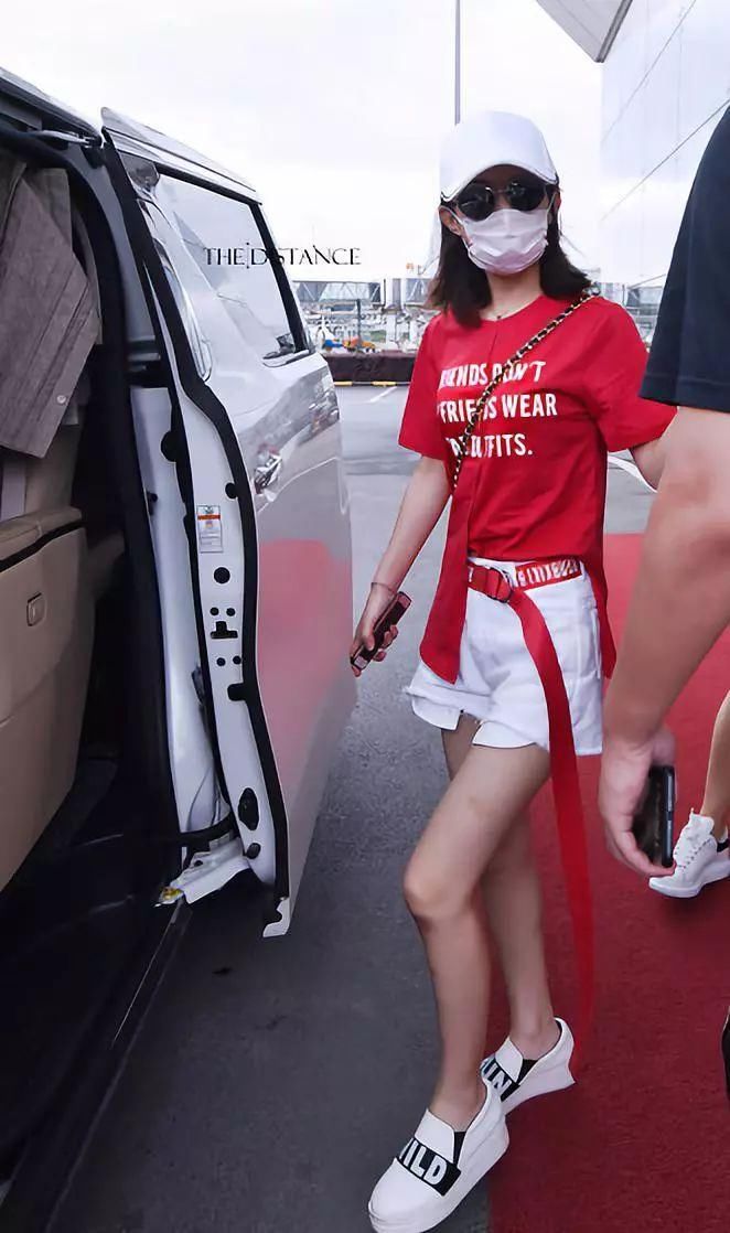 赵丽颖出关，穿吊带连体裤脚踩细高跟，小蛮腰实力打破怀孕传闻