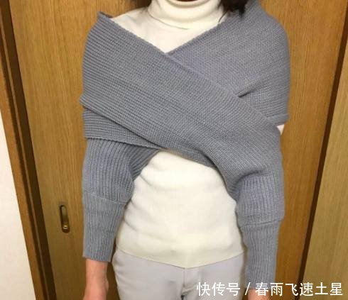 女子在网上买了件宽松毛衣，穿上后手完全无法动弹，让人哭笑不得