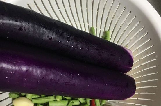 「其进行焯水」2个茄子,1把豆角这做法太香了,我家三天两头吃一次,出锅就抢光