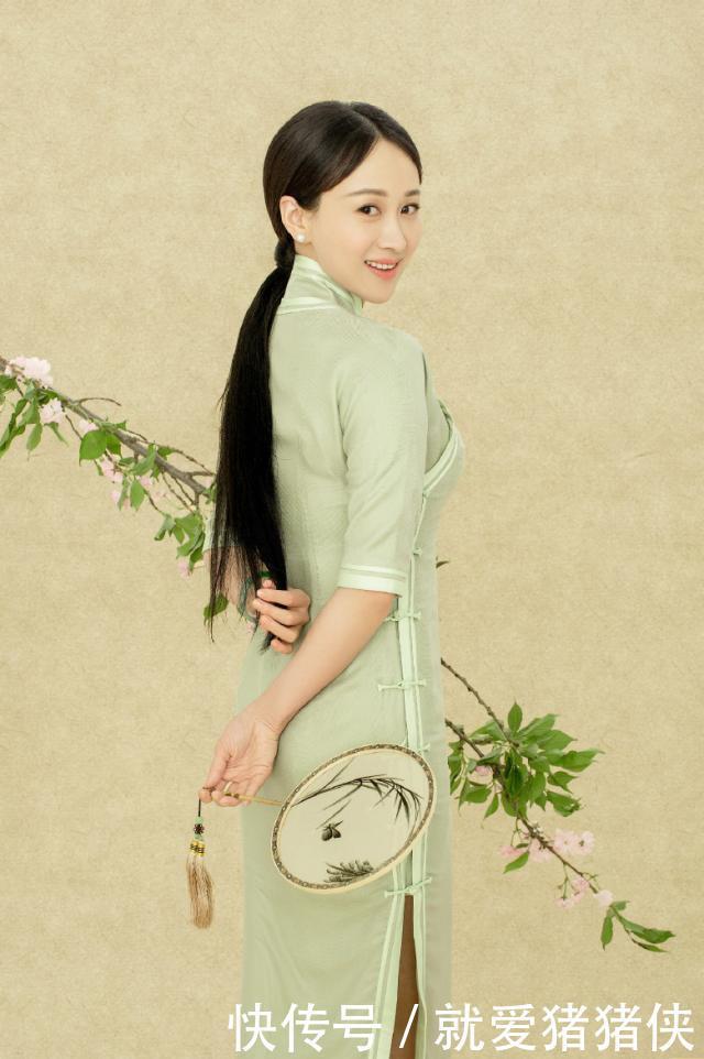 「 贵人」旗袍配貂优雅又奢华，美成了画中人！，“愉贵人”终于高调了一回