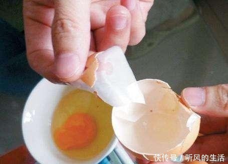  『脸上』脸上的黑头大家不要用手挤了，一定要学会这些黑头就慢慢消失了