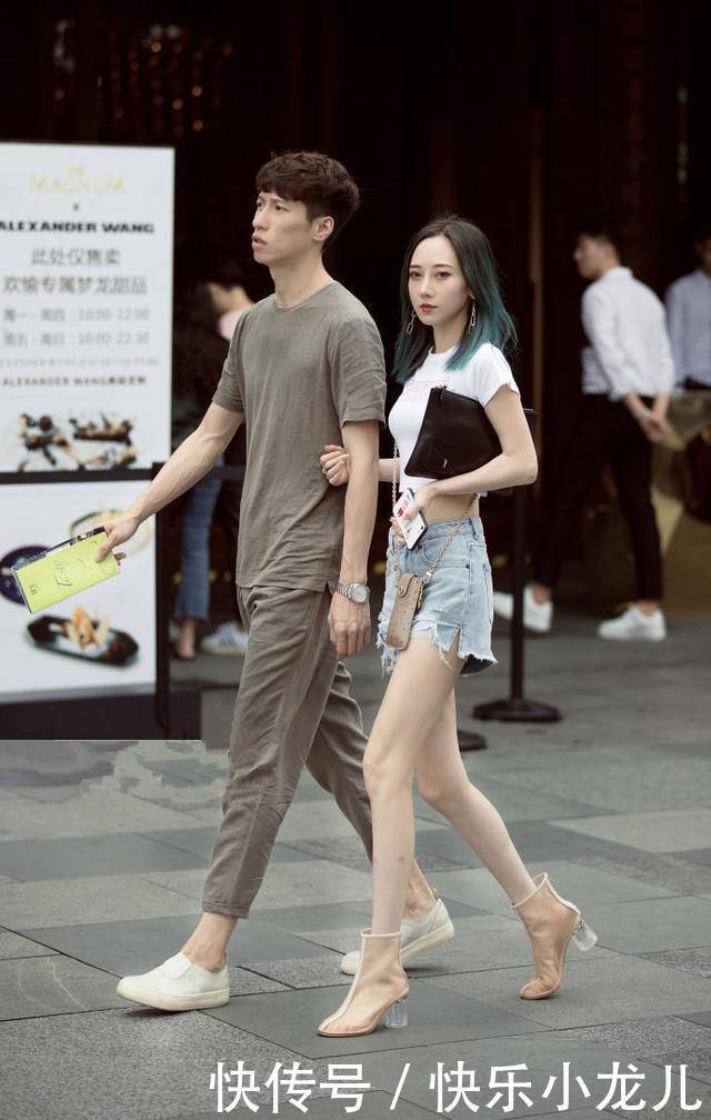  #T恤衫#街拍白色的短T恤衫，露脐的设计更是更加的迷人