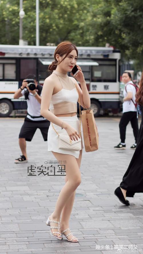 路人街拍：小姐姐穿一身吊带连衣短裙，高挑身材一览无余