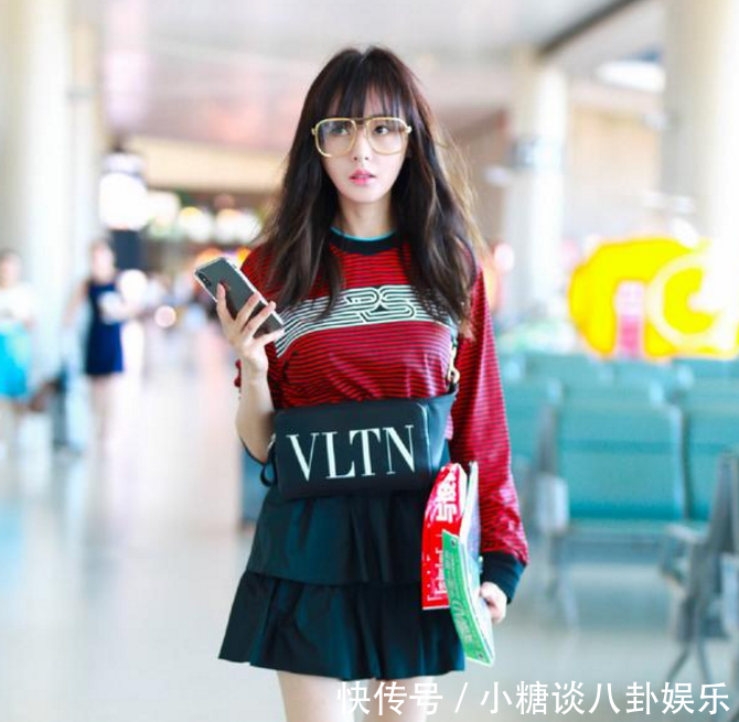 张天爱穿着太夸张，穿8岁小姑娘的蛋糕裙现身，网友直呼看不下去