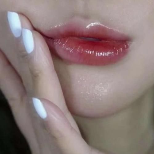 润唇膏|涂口红前要先涂润唇膏吗?98%的女生都搞错了,难怪唇色越来越深!