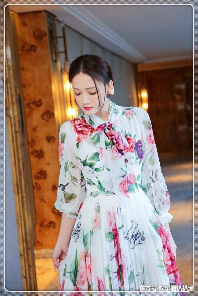 陈乔恩穿印花连衣裙嫩出新高度，38岁美成18岁，连气质都变了