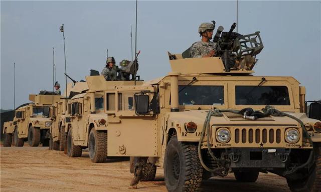 看看，立功的解放军奖了10万新车，服役10年的军人奖了一套房