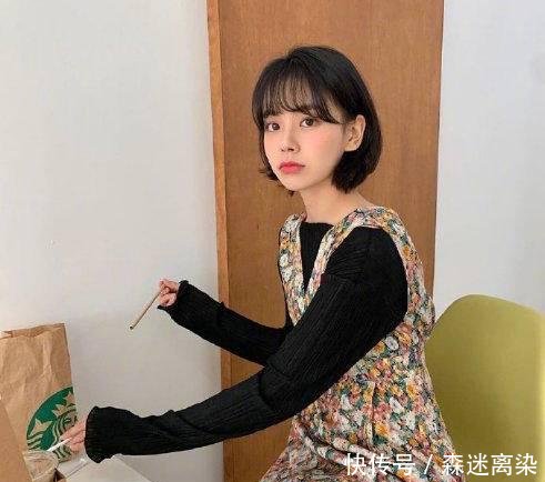  搭配一■短发小姐姐的日常穿搭，百搭西装外套和甜美碎花，打造今年最流行