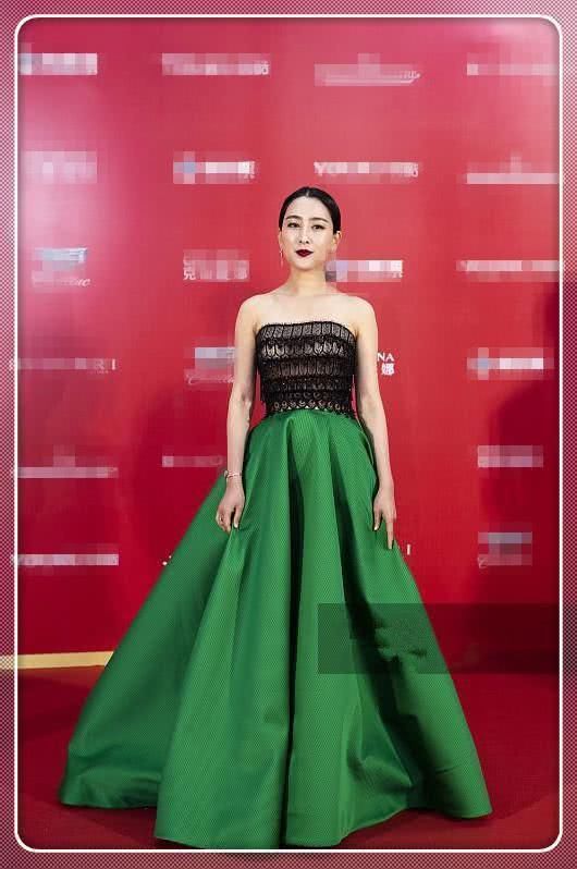 当马苏和杜鹃同穿绿色抹胸裙，网友:不比不知道，一比吓一跳!