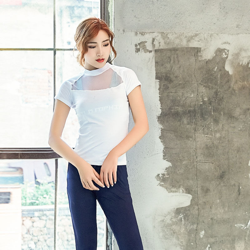 丰满的女人少穿连衣裙,穿穿这“勾魂衫”,凹凸有型“露”点才美