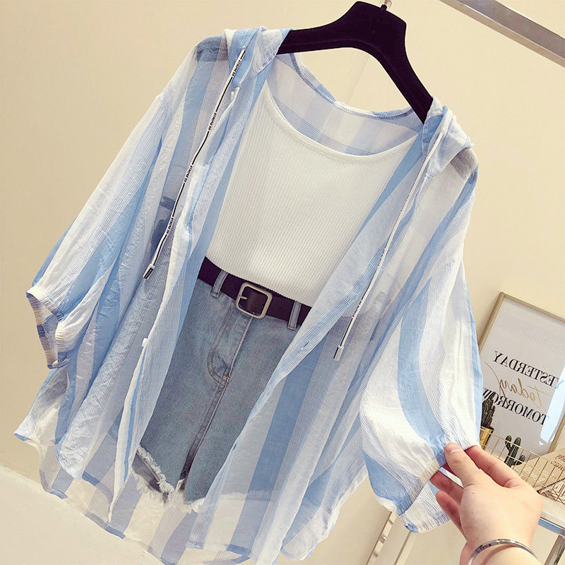 现在女人真大胆，只穿一件小吊带+薄薄一层纱，大方迷人忒惊艳